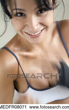 Arquivo de Fotografia - sorrindo,   adolescente, 
  menina,   desgastar, 
  esportes. fotosearch 
- busca de fotos, 
imagens e clipart