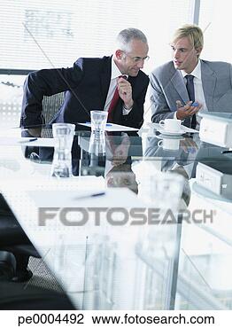 Banco de Imagem - dois,  homens 
negócios,  reunião, 
 sala reuniões. 
fotosearch - busca 
de fotos, imagens 
e clipart