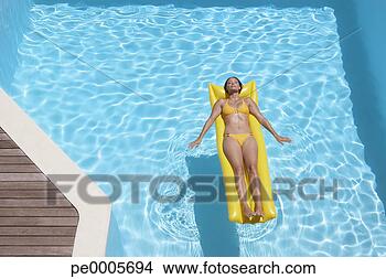 Banco de Imagem - mulher,  biquíni, 
 flutuação,  dispositivo, 
 piscina. fotosearch 
- busca de fotos, 
imagens e clipart