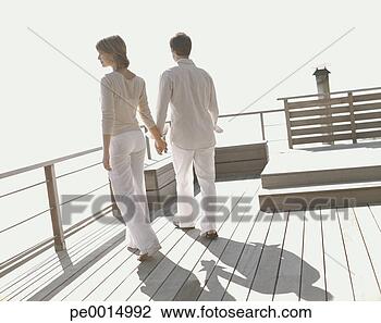 Banco de Imagem - par,  segurando, 
 mãos,  ao ar 
livre. fotosearch 
- busca de fotos, 
imagens e clipart