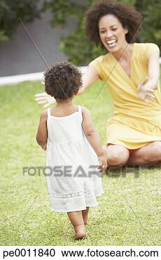 Arquivo de Fotografias - mulher,  filha, 
 verão. fotosearch 
- busca de fotos, 
imagens e clipart
