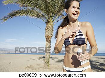 Banco de Imagem - mulher,  praia, 
 aplicando,  sunblock, 
 loção,  mesma. 
fotosearch - busca 
de fotos, imagens 
e clipart