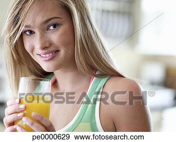 Arquivo Fotográficos - closeup,  adolescente, 
 menina,  vidro, 
 laranja,  suco, 
 sorrindo. fotosearch 
- busca de fotos, 
imagens e clipart