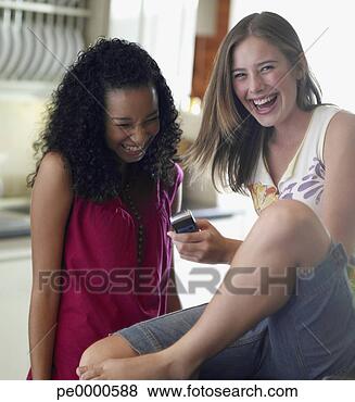 Banco de Imagem - dois,  adolescente, 
 meninas,  célula, 
 telefone,  rir. 
fotosearch - busca 
de fotos, imagens 
e clipart
