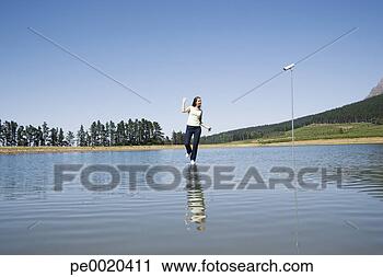 Arquivo de Fotografia - mulher,  dançar, 
 água,  vigilância, 
 câmera,  árvores. 
fotosearch - busca 
de fotos, imagens 
e clipart