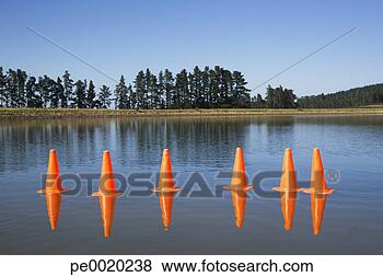 Banco de Imagem - tráfego,  cones, 
 água,  árvores. 
fotosearch - busca 
de fotos, imagens 
e clipart