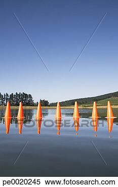 Banco de Imagem - tráfego,  cones, 
 água,  árvores. 
fotosearch - busca 
de fotos, imagens 
e clipart