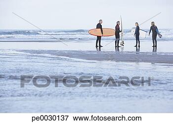 Foto - quatro,  adultos, 
 praia,  surfboards, 
 boogie,  tábua. 
fotosearch - busca 
de fotos, imagens 
e clipart