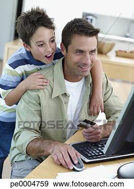 Arquivo Fotográficos - crédito,  cartão, 
 usando,  computador, 
 menino. fotosearch 
- busca de fotos, 
imagens e clipart