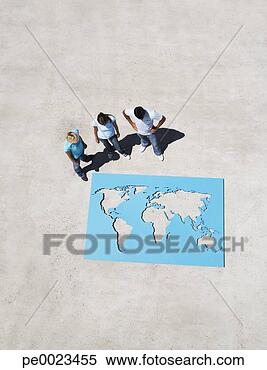 Banco de Imagem - aéreo,  vista, 
 três,  pessoas, 
 olhar,  baixo, 
 mundo,  mapa. 
fotosearch - busca 
de fotos, imagens 
e clipart