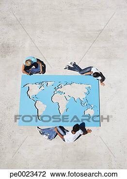 Banco de Imagem - aéreo,  vista, 
 três,  pessoas, 
 olhar,  baixo, 
 mundo,  mapa. 
fotosearch - busca 
de fotos, imagens 
e clipart