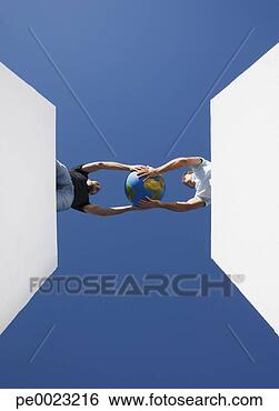 Banco de Imagem - dois,  men,  passagem, 
 globo,  ao ar 
livre. fotosearch 
- busca de fotos, 
imagens e clipart