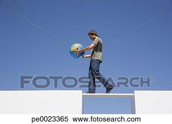 Banco de Imagem - homem,  andar, 
 através,  prancha, 
 globo,  ao ar 
livre. fotosearch 
- busca de fotos, 
imagens e clipart
