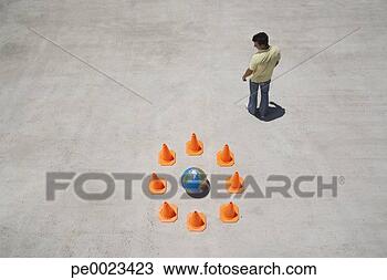 Banco de Imagem - homem,  olhar, 
 costas,  círculo, 
 segurança,  cones, 
 globo,  centro. 
fotosearch - busca 
de fotos, imagens 
e clipart