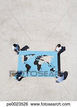 Banco de Imagem - quatro,  pessoas, 
 segurando,  mundo, 
 mapa,  ao ar 
livre. fotosearch 
- busca de fotos, 
imagens e clipart