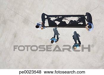 Banco de Imagem - quatro,  pessoas, 
 segurando,  mundo, 
 mapa,  ao ar 
livre. fotosearch 
- busca de fotos, 
imagens e clipart