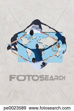 Arquivo Fotográficos - quatro,   pessoas, 
  segurando,  
 mãos,   acima, 
  mundo,   mapa. 
fotosearch - busca 
de fotos, imagens 
e clipart