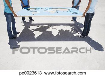 Banco de Imagem - quatro,  pessoas, 
 segurando,  mundo, 
 mapa,  ao ar 
livre. fotosearch 
- busca de fotos, 
imagens e clipart