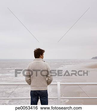 Banco de Imagem - homem,  boardwalk, 
 praia. fotosearch 
- busca de fotos, 
imagens e clipart