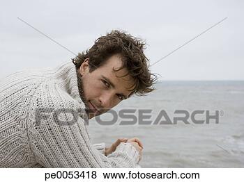 Banco de Imagem - homem,  boardwalk, 
 praia. fotosearch 
- busca de fotos, 
imagens e clipart