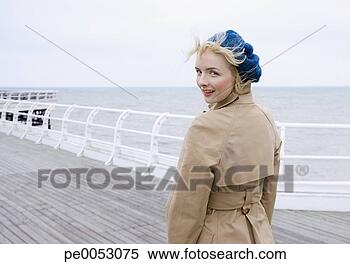 Banco de Imagem - mulher,  boardwalk, 
 praia. fotosearch 
- busca de fotos, 
imagens e clipart
