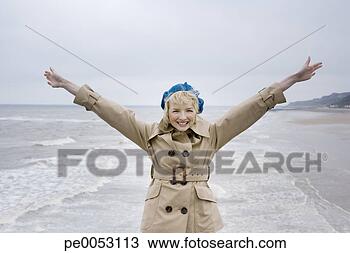 Banco de Imagem - mulher,  boardwalk, 
 praia. fotosearch 
- busca de fotos, 
imagens e clipart
