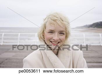 Arquivo de Fotografia - mulher,  boardwalk, 
 praia. fotosearch 
- busca de fotos, 
imagens e clipart