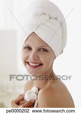 Banco de Imagem - cabeça,  tiro, 
 mulher,  toalha, 
 cabeça,  sorrindo. 
fotosearch - busca 
de fotos, imagens 
e clipart