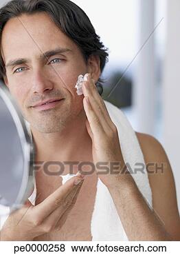Banco de Imagem - closeup,  homem, 
 raspar,  espelho. 
fotosearch - busca 
de fotos, imagens 
e clipart