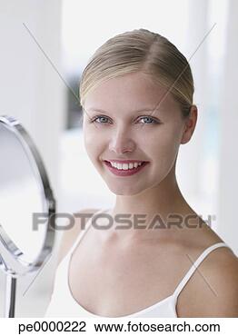 Banco de Imagem - closeup,  mulher, 
 espelho,  sorrindo. 
fotosearch - busca 
de fotos, imagens 
e clipart