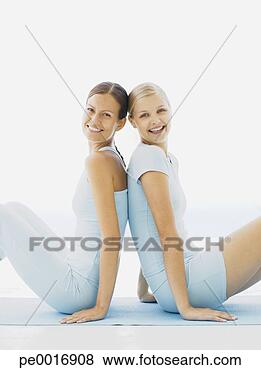 Banco de Imagem - dois,  mulheres, 
 ao ar livre. 
fotosearch - busca 
de fotos, imagens 
e clipart