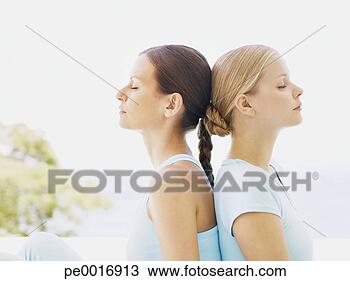 Banco de Imagem - dois,  mulheres, 
 ao ar livre. 
fotosearch - busca 
de fotos, imagens 
e clipart