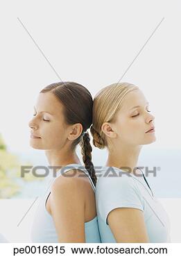 Banco de Imagem - dois,  mulheres, 
 ao ar livre. 
fotosearch - busca 
de fotos, imagens 
e clipart