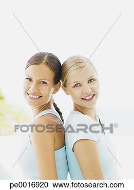 Arquivo de Fotografias - dois,  mulheres, 
 ao ar livre. 
fotosearch - busca 
de fotos, imagens 
e clipart