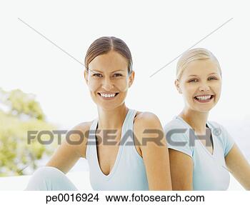 Banco de Imagem - dois,  mulheres, 
 ao ar livre. 
fotosearch - busca 
de fotos, imagens 
e clipart