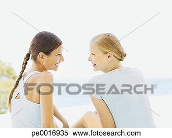 Banco de Imagem - dois,  mulheres, 
 ao ar livre. 
fotosearch - busca 
de fotos, imagens 
e clipart