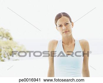 Arquivo de Fotografia - mulher,  ao ar 
livre. fotosearch 
- busca de fotos, 
imagens e clipart