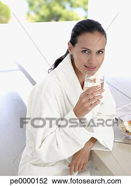 Banco de Imagem - mulher,  manto, 
 ao ar livre, 
 vidro,  água. 
fotosearch - busca 
de fotos, imagens 
e clipart
