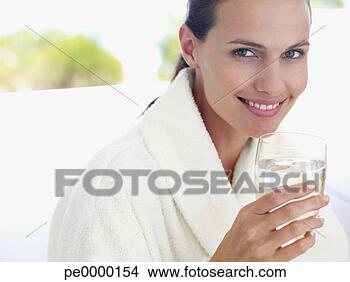 Banco de Imagem - mulher,  manto, 
 ao ar livre, 
 vidro,  água. 
fotosearch - busca 
de fotos, imagens 
e clipart