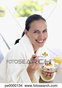 Banco de Imagem - mulher,  manto, 
 comer,  saudável, 
 pequeno almoço, 
 ao ar livre. 
fotosearch - busca 
de fotos, imagens 
e clipart