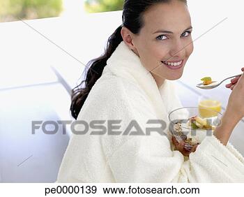 Arquivo Fotográficos - mulher,  manto, 
 comer,  saudável, 
 pequeno almoço, 
 ao ar livre. 
fotosearch - busca 
de fotos, imagens 
e clipart