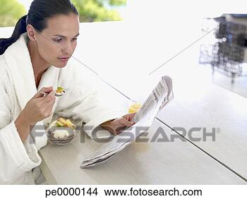 Banco de Imagem - mulher,  manto, 
 comer,  saudável, 
 pequeno almoço, 
 ao ar livre. 
fotosearch - busca 
de fotos, imagens 
e clipart