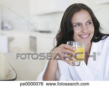 Banco de Imagem - mulher,  manto, 
 vidro,  laranja, 
 suco,  sorrindo. 
fotosearch - busca 
de fotos, imagens 
e clipart