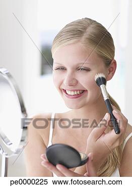 Banco de Imagem - mulher,   sorrindo, 
  aplicando,  
 maquilagem,  
 cosmético,   
escova. fotosearch 
- busca de fotos, 
imagens e clipart