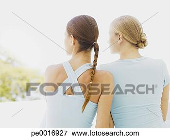 Foto - parte traseira, 
 vista,  dois, 
 mulheres,  ao 
ar livre. fotosearch 
- busca de fotos, 
imagens e clipart