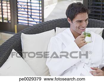 Arquivo Fotográficos - homem,  bathrobe, 
 bebendo,  saudável, 
 bebida. fotosearch 
- busca de fotos, 
imagens e clipart