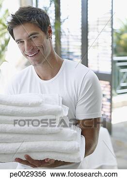 Banco de Imagem - homem,  pilha, 
 toalhas,  seu, 
 braços. fotosearch 
- busca de fotos, 
imagens e clipart