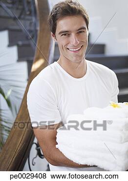 Banco de Imagem - homem,  segurando, 
 pilha,  toalhas. 
fotosearch - busca 
de fotos, imagens 
e clipart