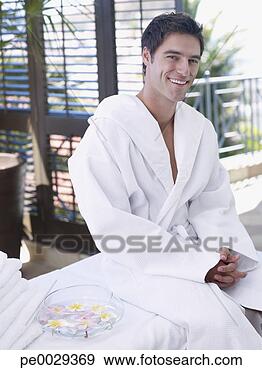 Arquivo Fotográficos - homem,  sentando, 
 bathrobe. fotosearch 
- busca de fotos, 
imagens e clipart