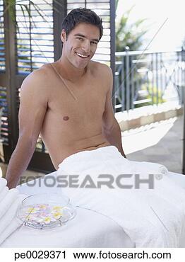 Arquivo de Fotografia - homem,  sentando, 
 toalha,  ao redor, 
 seu,  cintura. 
fotosearch - busca 
de fotos, imagens 
e clipart